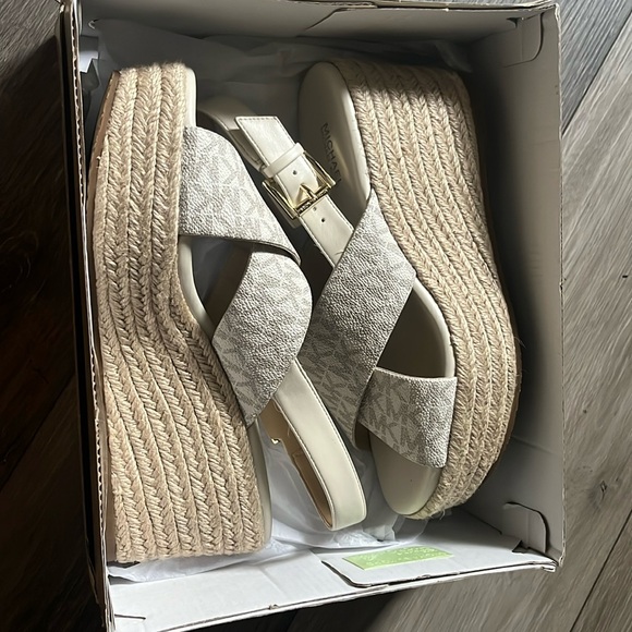 Size 7.5 Vanilla coloured Michael Koars Mid wedge shoes. - Picture 1 of 5